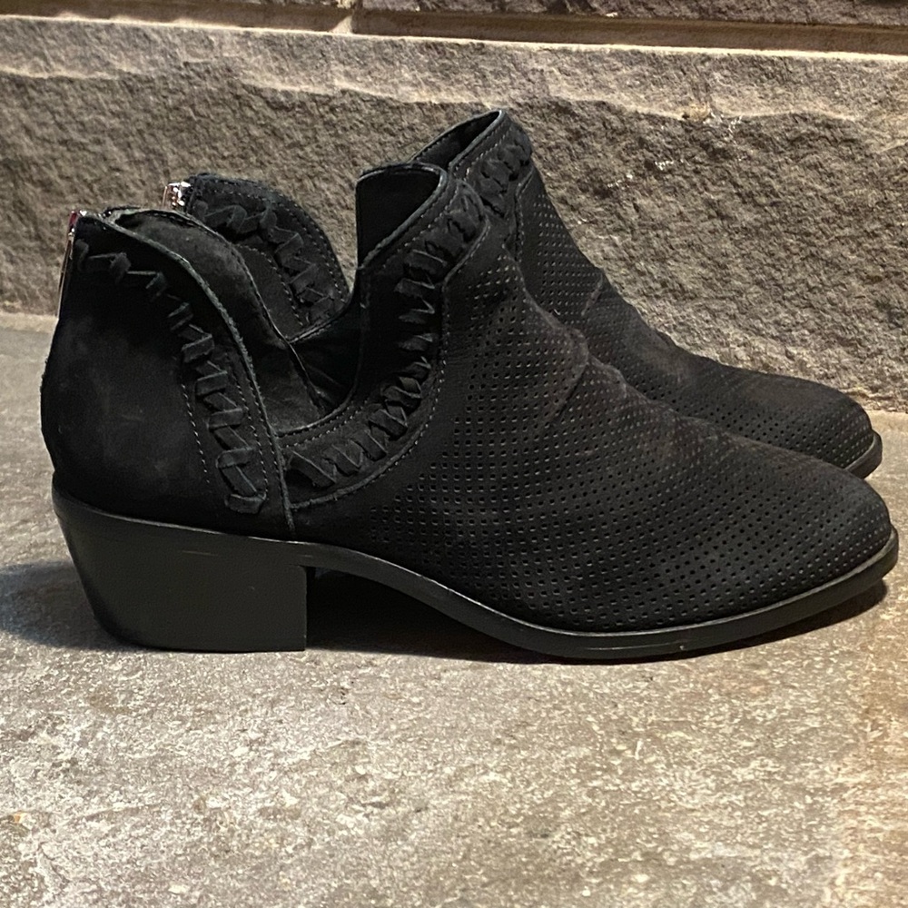 NWOT Vince Camuto PALMINO bootie,suede leather upper,low stacked heel, 7W
